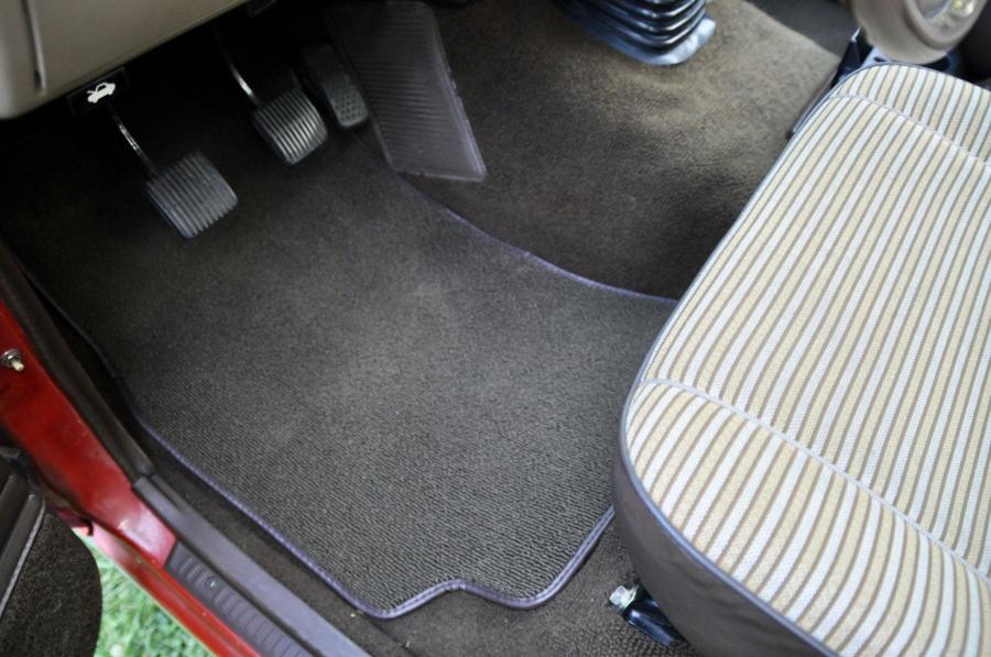 Детали интерьера Toyota Land Cruiser 60 (FJ60) 1984 года  (NA) (фото 160 из 251)